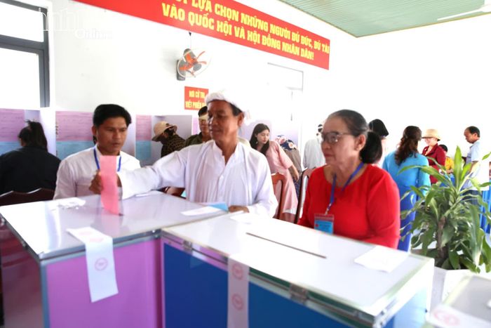 Cử tri thôn Thành Ý thực hiện bỏ phiếu tại Khu vực bỏ phiếu số 22.