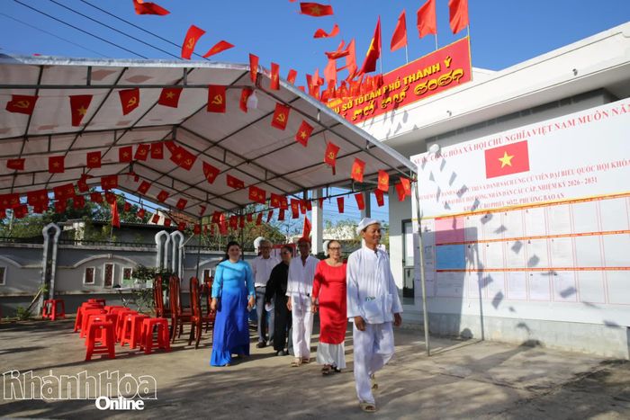 Cử tri thôn Thành Ý tham gia bầu cử tại Khu vực bỏ phiếu số 22, thực hiện quyền và nghĩa vụ công dân.