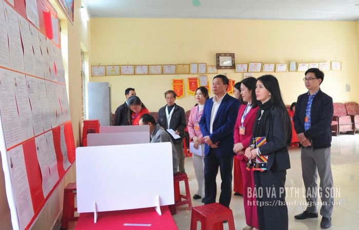 Đồng chí Đoàn Thu Hà, Phó Bí thư Tỉnh ủy, Chủ tịch Ủy ban Mặt trận Tổ quốc Việt Nam tỉnh, Phó Trưởng Ban Chỉ đạo bầu cử tỉnh kiểm tra công tác niêm yết danh sách ứng cử đại biểu Quốc hội khóa XVI và bầu cử đại biểu HĐND các cấp nhiệm kỳ 2026 - 2031 tại khu vực bỏ phiếu thôn Liên Thôn 1, xã Thống Nhất