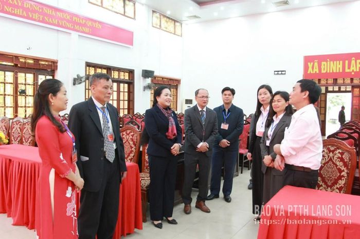 Đồng chí Giáp Thị Bắc, Ủy viên Ban Thường vụ Tỉnh ủy, Trưởng Ban Tổ chức Tỉnh ủy kiểm tra công tác bầu cử tại điểm bỏ phiếu thôn 1, xã Đình Lập