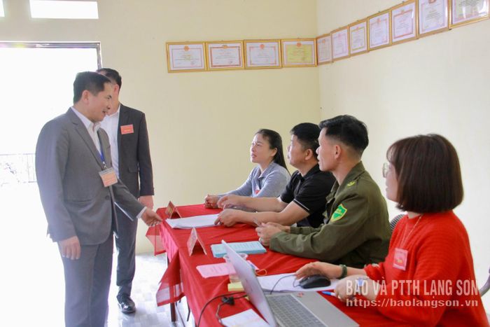 Đồng chí Nguyễn Văn Trường, Phó Chủ tịch HĐND tỉnh kiểm tra công tác bầu cử đại biểu Quốc hội khóa XVI và đại biểu HĐND các cấp nhiệm kỳ 2026 – 2031 tại thôn Công Lý, xã Văn Lãng