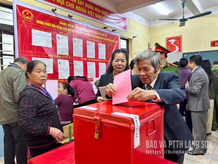 Cử tri bỏ phiếu bầu đại biểu Quốc hội khóa XVI và đại biểu HĐND các cấp nhiệm kỳ 2026 – 2031 tại khu vực bỏ phiếu số 15, xã Na Sầm
