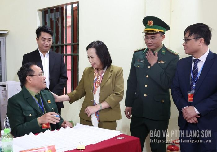 Đồng chí Phó Bí thư Thường trực Tỉnh ủy thăm hỏi, nắm bắt tình hình, động viên thành viên tổ bầu cử thôn Cốc Nam, xã Hoàng Văn Thụ