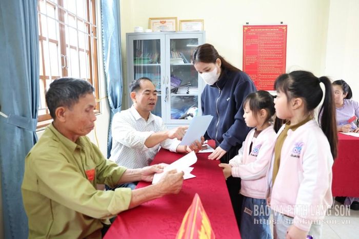Cử tri xã Hữu Lũng đi bầu cử