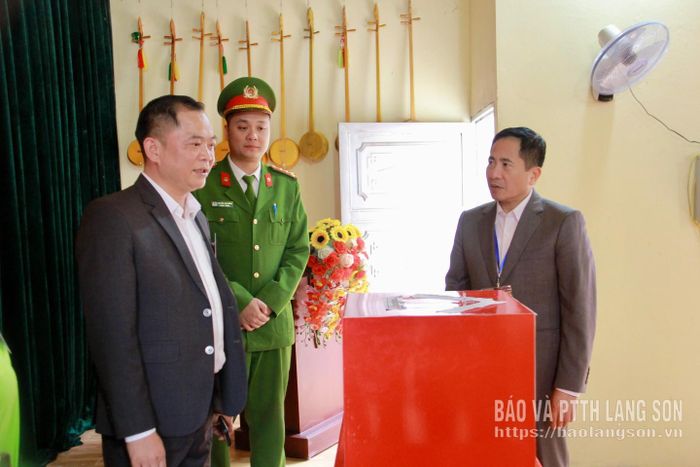 Đồng chí Nguyễn Văn Trường, Phó Chủ tịch HĐND tỉnh kiểm tra công tác bầu cử đại biểu Quốc hội khóa XVI và đại biểu HĐND các cấp nhiệm kỳ 2026 – 2031 tại thôn Kéo Van, xã Văn Lãng
