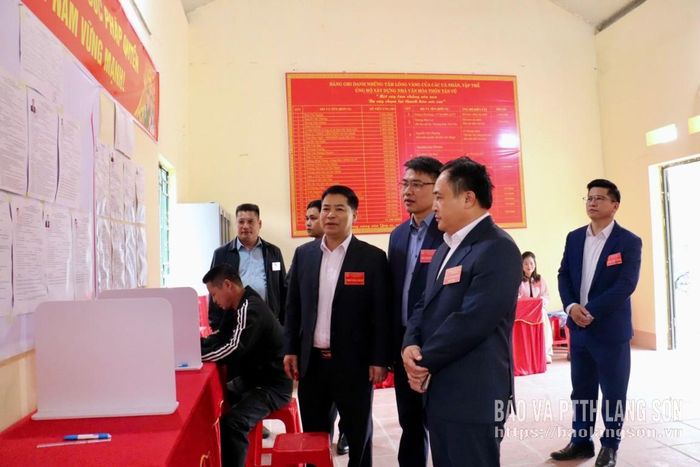 Đồng chí Lương Trọng Quỳnh, Ủy viên Ban Thường vụ Tỉnh ủy, Trưởng Ban Nội chính Tỉnh ủy kiểm tra công tác bầu cử tại khu vực bỏ phiếu số 11, thôn Tân Vũ, xã Nhất Hòa