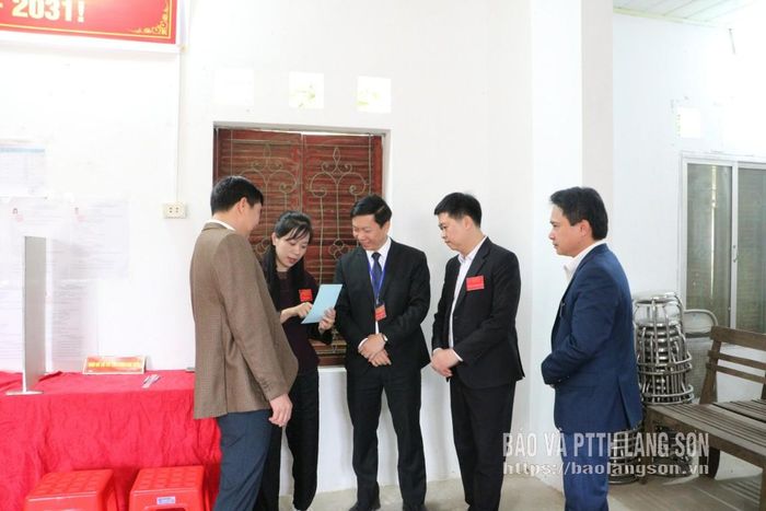 Đồng chí Nguyễn Hoàng Tùng, Ủy viên Ban Thường vụ Tỉnh ủy, Phó Chủ tịch Thường trực Ủy ban MTTQ Việt Nam tỉnh kiểm tra công tác bầu cử tại khu vực bầu cử thôn Đồng Phú, xã Khánh Khê