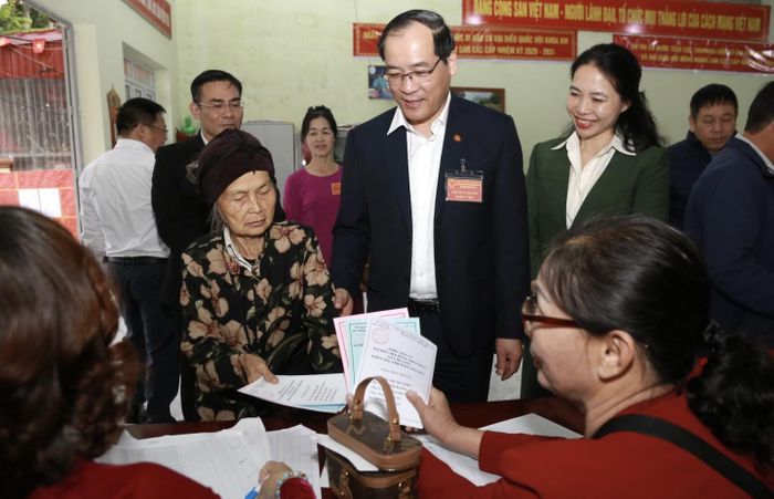 Đoàn kiểm tra tại khu vực bỏ phiếu trên địa bàn xã Chi Lăng