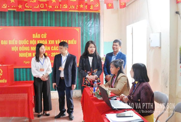 Đồng chí Đoàn Thu Hà, Phó Bí thư Tỉnh ủy, Chủ tịch Ủy ban Mặt trận Tổ quốc Việt Nam tỉnh, Phó Trưởng Ban Chỉ đạo bầu cử tỉnh kiểm tra công tác bầu cử tại khu vực bỏ phiếu thôn Khuổi Thút, xã Lộc Bình