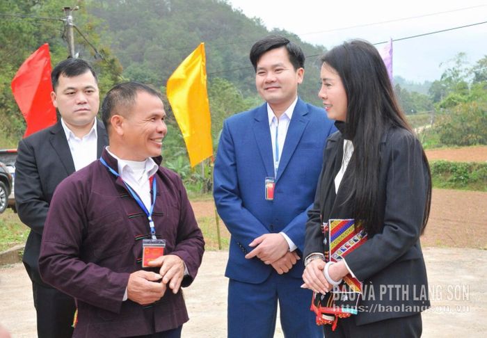 Đồng chí Đoàn Thu Hà, Phó Bí thư Tỉnh ủy, Chủ tịch Ủy ban Mặt trận Tổ quốc Việt Nam tỉnh, Phó Trưởng Ban Chỉ đạo bầu cử tỉnh trao đổi, nắm bắt tình hình công tác bầu cử tại khu vực bỏ phiếu thôn Khuổi Thút, xã Lộc Bình