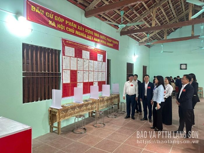 Đồng chí Hoàng Thị Hiền, Giám đốc Sở Nội vụ-Thành viên Ban Chỉ đạo bầu cử tỉnh kiểm tra bầu cử tại xã Hữu Liên