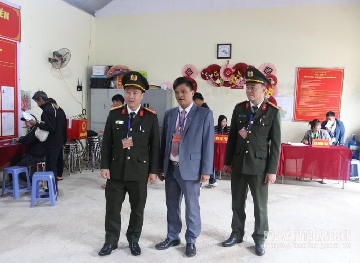 Đồng chí Vũ Thanh Tùng, Ủy viên Ban Thường vụ Tỉnh ủy, Giám đốc Công an tỉnh trao đổi, nắm tình hình bầu cử tại khu vực bầu cử thôn Bản Héc, xã Cao Lộc