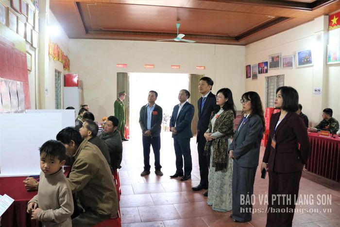 Đồng chí Vũ Hoàng Anh, Phó Bí thư Tỉnh ủy và các thành viên đoàn kiểm tra kiểm tra công tác bầu cử tại khu vực bỏ phiếu thuộc xã Hưng Vũ