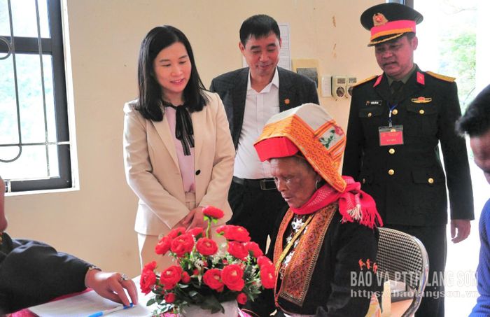 Đồng chí Trần Thanh Nhàn, Phó Chủ tịch UBND tỉnh kiểm tra công tác bầu cử tại khu vực bỏ phiếu số 9, thôn Trà Ký + Bó Pằm, xã Mẫu Sơn