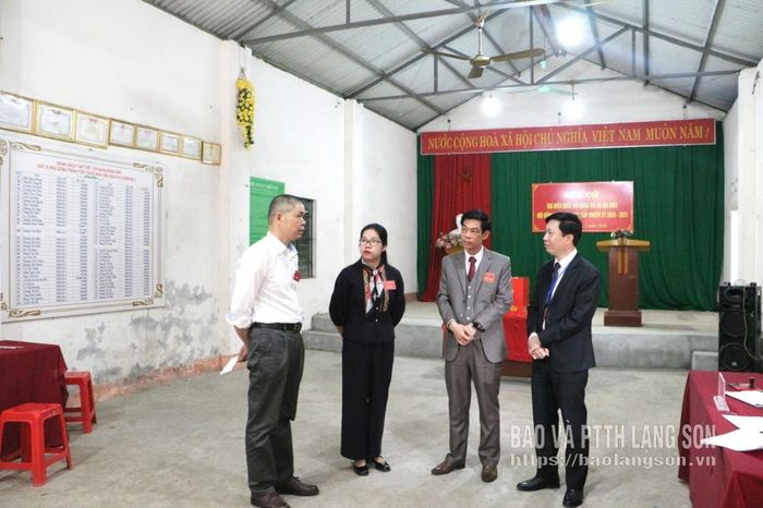 Đồng chí Nguyễn Hoàng Tùng, Ủy viên Ban Thường vụ Tỉnh ủy, Phó Chủ tịch Thường trực Ủy ban MTTQ Việt Nam tỉnh kiểm tra tình hình bầu cử tại khu vực bầu cử thôn Điềm He 2 , xã Điềm He
