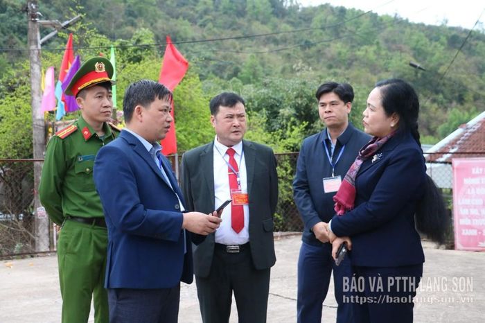 Đồng chí Giáp Thị Bắc, Ủy viên Ban Thường vụ Tỉnh ủy, Trưởng Ban Tổ chức Tỉnh ủy kiểm tra công tác bầu cử tại điểm bỏ phiếu thôn Khe Dăm, xã Thái Bình