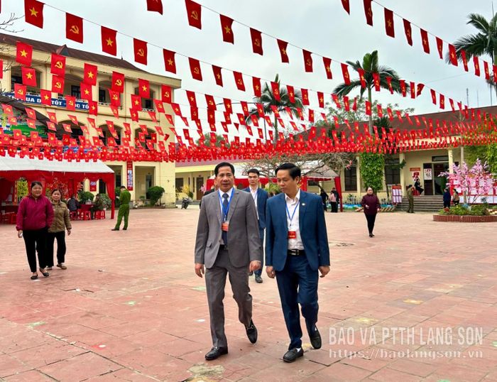 Đồng chí Nguyễn Văn Trường, Phó Chủ tịch HĐND tỉnh kiểm tra công tác bầu cử đại biểu Quốc hội khóa XVI và đại biểu HĐND các cấp nhiệm kỳ 2026 – 2031 tại khu vực bỏ phiếu số 15, xã Na Sầm