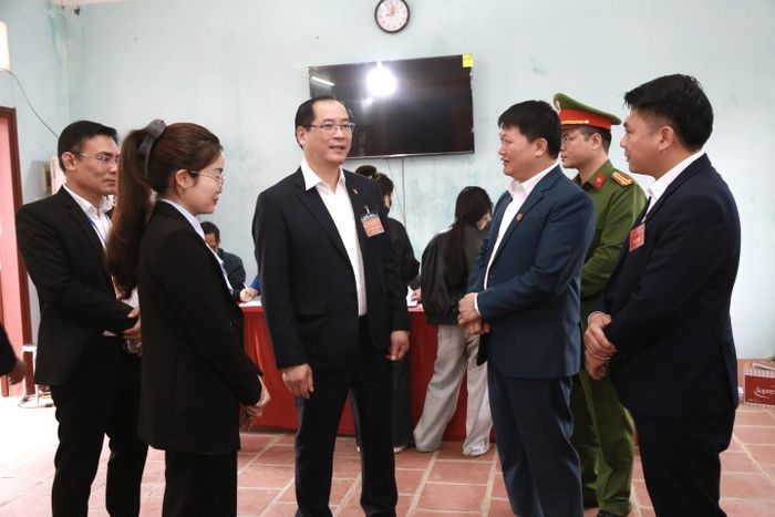 Đoàn kiểm tra tại khu vực bỏ phiếu trên địa bàn xã Quan Sơn