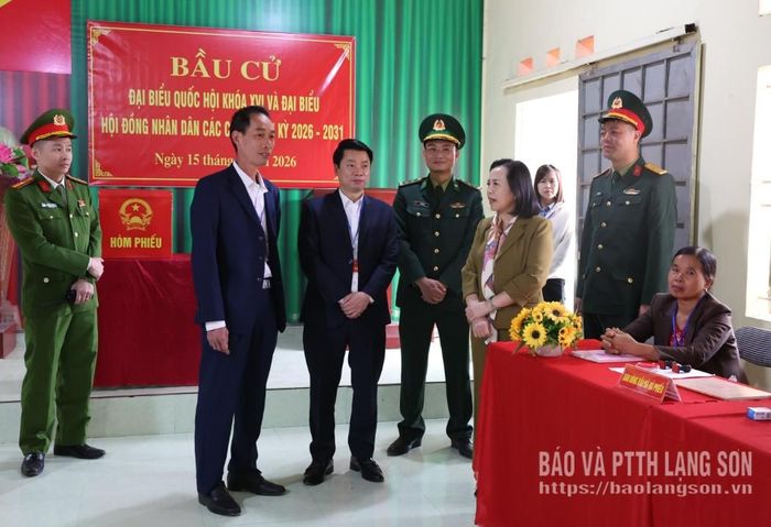 Đồng chí Phó Bí thư Thường trực Tỉnh ủy thăm hỏi, nắm bắt tình hình của tổ bầu cử thôn Nà Lẹng, xã Hoàng Văn Thụ