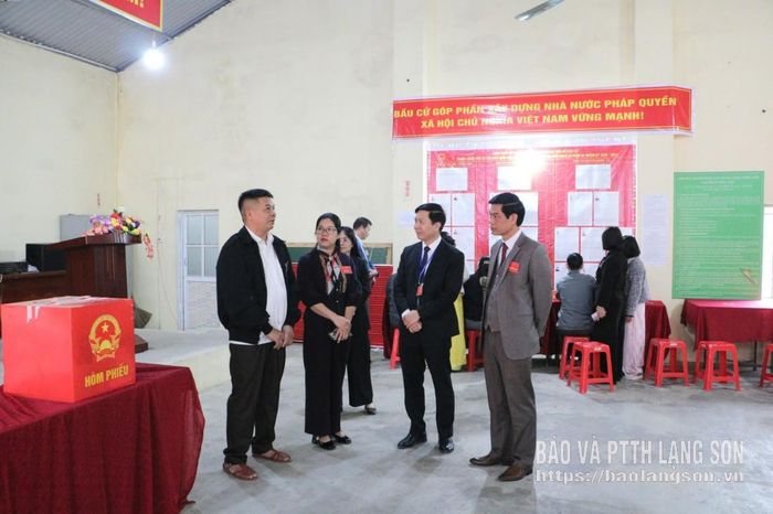 Đồng chí Nguyễn Hoàng Tùng, Ủy viên Ban Thường vụ Tỉnh ủy, Phó Chủ tịch Thường trực Ủy ban MTTQ Việt Nam tỉnh nắm bắt tình hình tại khu vực bầu cử thôn Điềm He 1, xã Điềm He