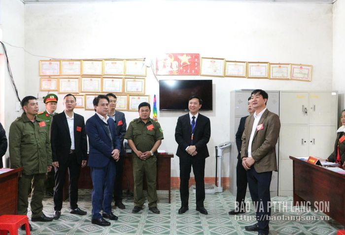 Đồng chí Nguyễn Hoàng Tùng, Ủy viên Ban Thường vụ Tỉnh ủy, Phó Chủ tịch Thường trực Ủy ban MTTQ Việt Nam tỉnh, Trưởng Đoàn Kiểm tra số 9 kiểm tra công tác bầu cử tại khu vực bầu cử thôn Xuân Lũng, xã Khánh Khê