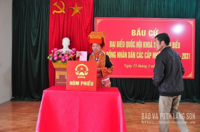 Cử tri bỏ phiếu tại khu vực bỏ phiếu số 9, thôn Trà Ký + Bó Pằm, xã Mẫu Sơn
