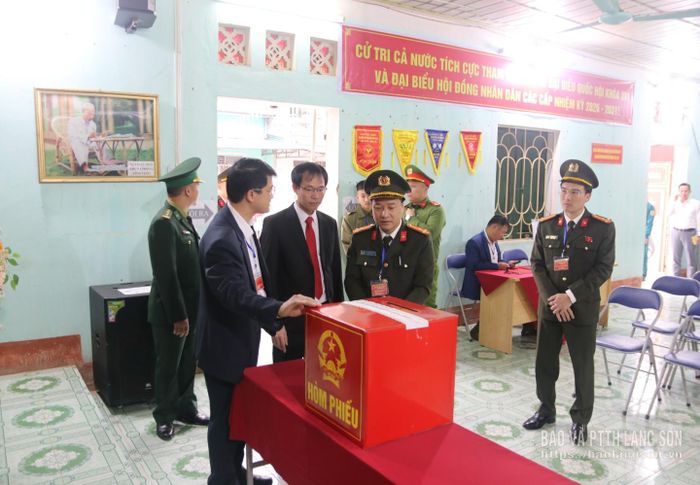 Đồng chí Vũ Thanh Tùng, Ủy viên Ban Thường vụ Tỉnh ủy, Giám đốc Công an tỉnh kiểm tra khu vực bầu cử thôn Hoàng Văn Thụ, xã Đồng Đăng