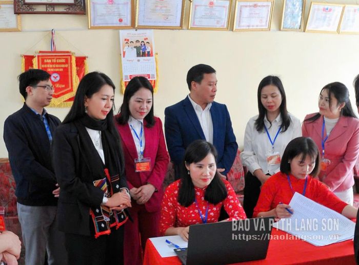 Đồng chí Đoàn Thu Hà, Phó Bí thư Tỉnh ủy, Chủ tịch Ủy ban Mặt trận Tổ quốc Việt Nam tỉnh, Phó Trưởng Ban Chỉ đạo bầu cử tỉnh kiểm tra công tác bầu cử tại khu vực bỏ phiếu thôn Liên Thôn 1, xã Thống Nhất