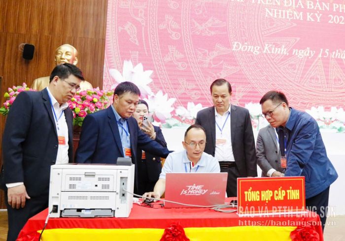 Tổ công tác số 3 thuộc Đoàn kiểm tra số 1 của tỉnh kiểm tra thực tế tại Trung tâm chỉ huy tổng hợp báo cáo bầu cử phường Đông Kinh