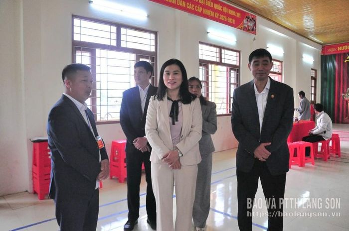 Đồng chí Trần Thanh Nhàn, Phó Chủ tịch UBND tỉnh kiểm tra công tác bầu cử tại khu vực bỏ phiếu số 5, thôn Pò Loỏng, xã Khuất Xá