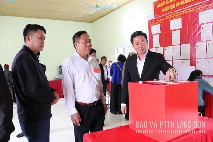 Đồng chí Đinh Hữu Học, Ủy viên Ban Thường vụ Tỉnh ủy, Phó Chủ tịch Thường trực UBND tỉnh kiểm tra tại khu vực bỏ phiếu Pò Lẹng