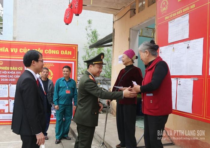 Đồng chí Vũ Thanh Tùng, Ủy viên Ban Thường vụ Tỉnh ủy, Giám đốc Công an tỉnh thăm hỏi cử tri tại khu vực bỏ phiếu trên địa bàn xã Đồng Đăng