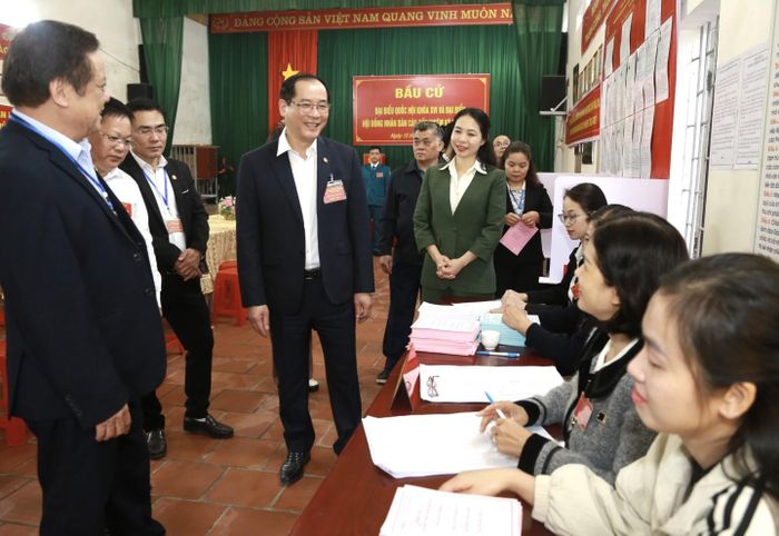 Đoàn kiểm tra tại khu vực bỏ phiếu trên địa bàn xã Chi Lăng