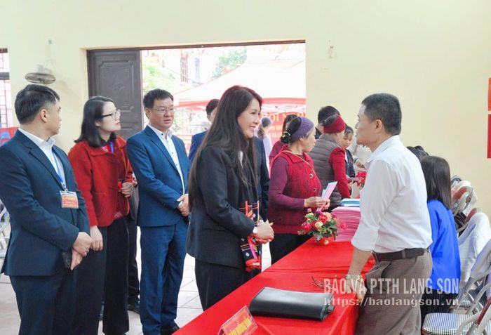 Đồng chí Đoàn Thu Hà, Phó Bí thư Tỉnh ủy, Chủ tịch Ủy ban Mặt trận Tổ quốc Việt Nam tỉnh, Phó Trưởng Ban Chỉ đạo bầu cử tỉnh kiểm tra công tác bầu cử tại khu vực bỏ phiếu thôn Bản Kho, xã Lộc Bình