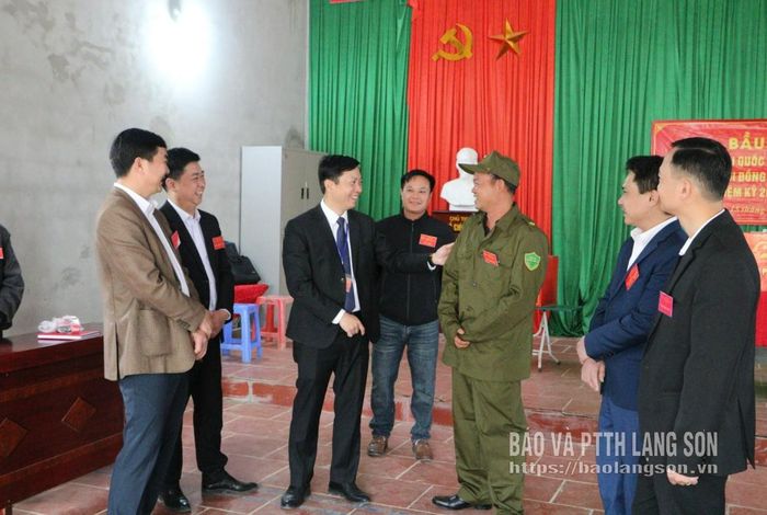 Đồng chí Nguyễn Hoàng Tùng, Ủy viên Ban Thường vụ Tỉnh ủy, Phó Chủ tịch Thường trực Ủy ban MTTQ Việt Nam tỉnh động viên các thành viên tổ bầu cử tại khu vực bầu cử thôn Thanh Sơn, xã Khánh Khê