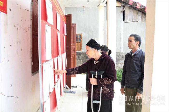 Cử tri xã Bắc Sơn tìm hiểu tiểu sử tóm tắt của các ứng cử viên Đại biểu Quốc hội khóa XVI và đại biểu HĐND các cấp nhiệm kỳ 2026-2031