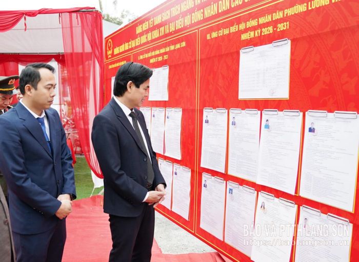 Đồng chí Hoàng Quốc Khánh, Ủy viên Trung ương Đảng, Bí thư Tỉnh ủy, Trưởng Ban Chỉ đạo bầu cử tỉnh, Trưởng đoàn kiểm tra, Tổ trưởng Tổ công tác số 1 kiểm tra công tác niêm yết danh sách ứng cử đại biểu Quốc hội khóa XVI và bầu cử đại biểu HĐND các cấp nhiệm kỳ 2026 - 2031 tại khu vực bỏ phiếu số 6, khối Đại Thắng, phường Lương Văn Tri
