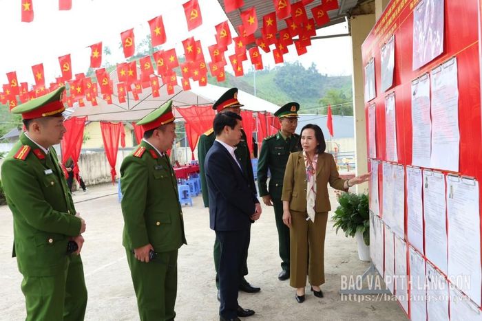 Đoàn công tác kiểm tra bầu cử trong khu vực bỏ phiếu tại thôn Nà Lẹng, xã Hoàng Văn Thụ