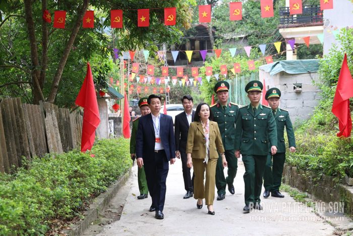 Đồng chí Đoàn Thị Hậu, Phó Bí thư Thường trực Tỉnh ủy, Chủ tịch HĐND tỉnh, Phó Trưởng ban Thường trực Ban Chỉ đạo bầu cử tỉnh kiểm tra công tác bầu cử tại xã Hoàng Văn Thụ