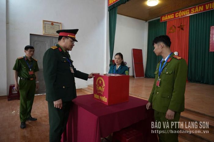 Đoàn kiểm tra tại khu vực bỏ phiếu tại xã Tràng Định