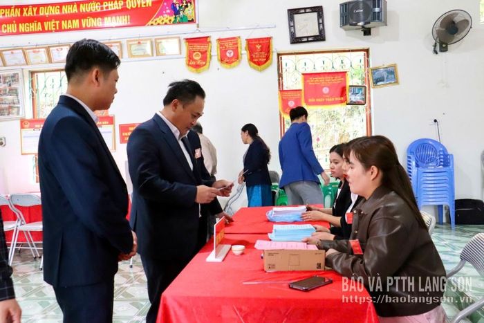 Đồng chí Lương Trọng Quỳnh, Ủy viên Ban Thường vụ Tỉnh ủy, Trưởng Ban Nội chính Tỉnh ủy kiểm tra công tác bầu cử tại khu vực bỏ phiếu số 16, thôn Ngả hai, xã Vũ Lễ