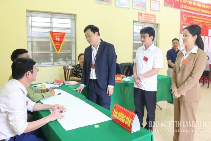 Đồng chí Vũ Hoàng Quý, Ủy viên Ban Thường vụ Tỉnh ủy, Chủ nhiệm Ủy ban Kiểm tra Tỉnh ủy kiểm tra công tác bầu cử tại xã Cai Kinh
