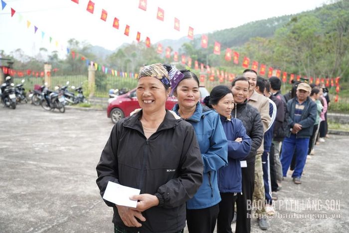 Cử tri thôn Nà Nưa, xã Quốc Khánh háo hức đi bầu cử
