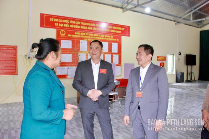 Đồng chí Nguyễn Văn Trường, Phó Chủ tịch HĐND tỉnh trao đổi, nắm thông tin tình hình bầu cử đại biểu Quốc hội khóa XVI và đại biểu HĐND các cấp nhiệm kỳ 2026 – 2031 tại tổ bầu thôn Công Lý, xã Văn Lãng