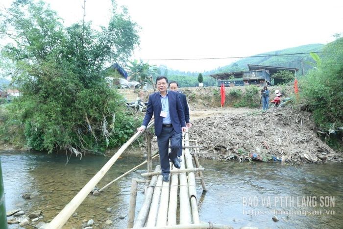 Đồng chí Nguyễn Quốc Khánh Trưởng Ban Tuyên giáo và Dân vận Tỉnh ủy đến kiểm tra điểm bỏ phiếu thôn Nà Bản, xã Tân Văn