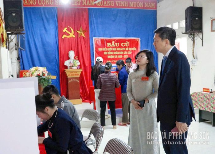Đồng chí Vũ Hoàng Anh, Phó Bí thư Tỉnh ủy kiểm tra công tác bầu cử tại xã Bắc Sơn
