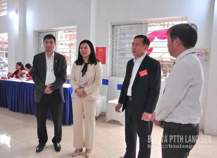 Đồng chí Trần Thanh Nhàn, Phó Chủ tịch UBND tỉnh kiểm tra công tác bầu cử tại khu vực bỏ phiếu số 6, thôn Tân Tiến, xã Na Dương