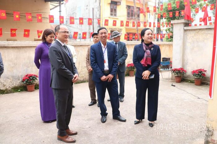 Đồng chí Giáp Thị Bắc, Ủy viên Ban Thường vụ Tỉnh ủy, Trưởng Ban Tổ chức Tỉnh ủy kiểm tra công tác bầu cử tại điểm bỏ phiếu thôn 3, xã Đình Lập
