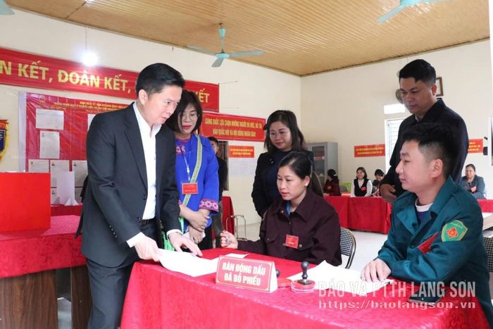 Đồng chí Đinh Hữu Học, Ủy viên Ban Thường vụ Tỉnh ủy, Phó Chủ tịch Thường trực UBND tỉnh kiểm tra tại khu vực bỏ phiếu tại khối An Rinh I