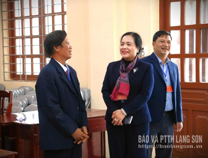 Đồng chí Giáp Thị Bắc, Ủy viên Ban Thường vụ Tỉnh ủy, Trưởng Ban Tổ chức Tỉnh ủy kiểm tra công tác bầu cử tại điểm bỏ phiếu thôn Thống Nhất A, xã Thái Bình